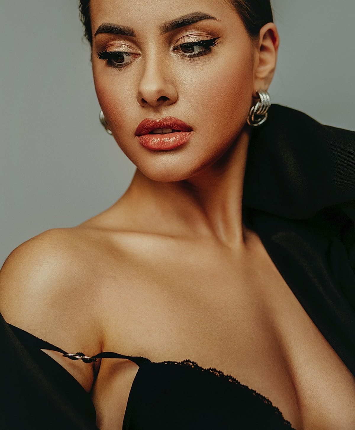 Elegant portrait of a woman with stylish makeup.