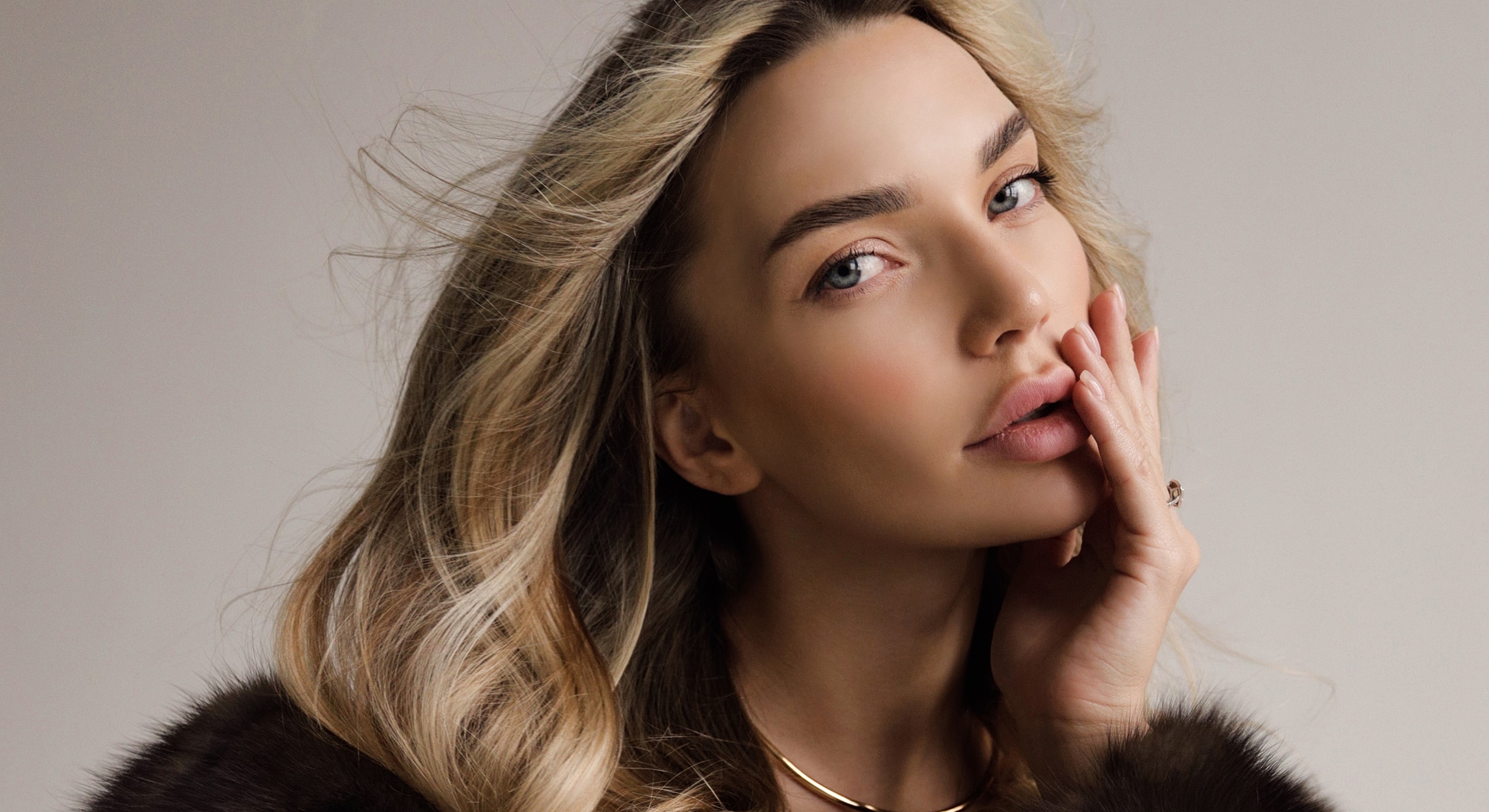 Portrait of a woman with wavy blonde hair.